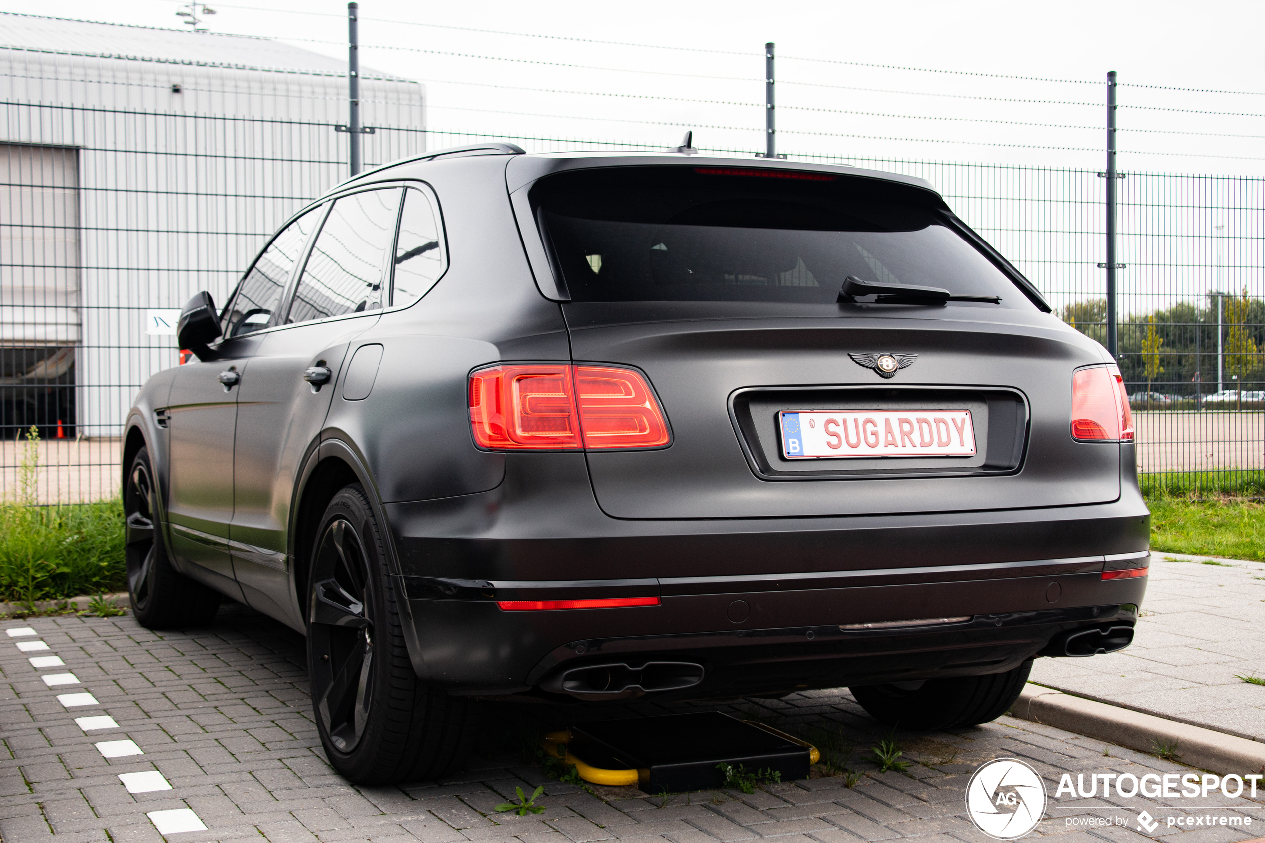 Sugardaddy betaald het bonnetje bij de Bentley dealer